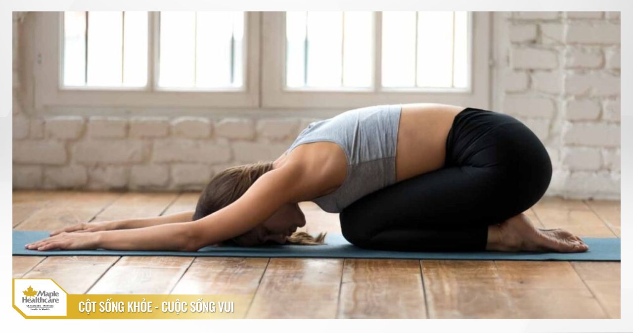 Tư thế Yoga em bé hỗ trợ điều trị thoát vị đĩa đệm