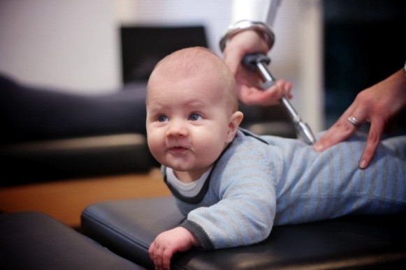 trị liệu thần kinh cột sống trẻ em tại phòng khám maple healthcare