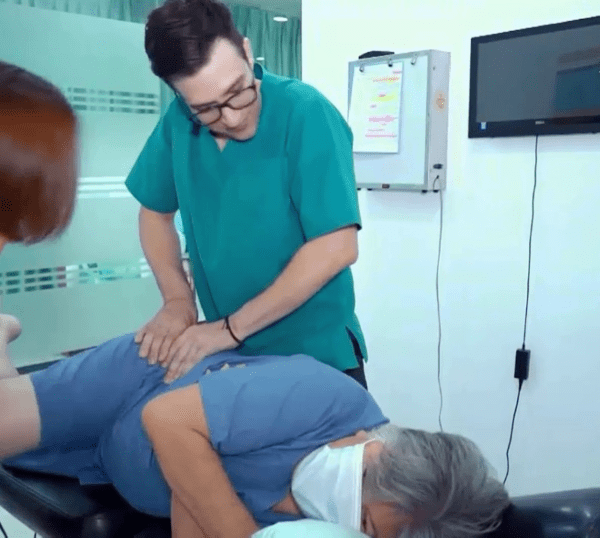 Điều trị đau nhức xương khớp hậu covid phòng khám Chiropractic Maple Healthcare