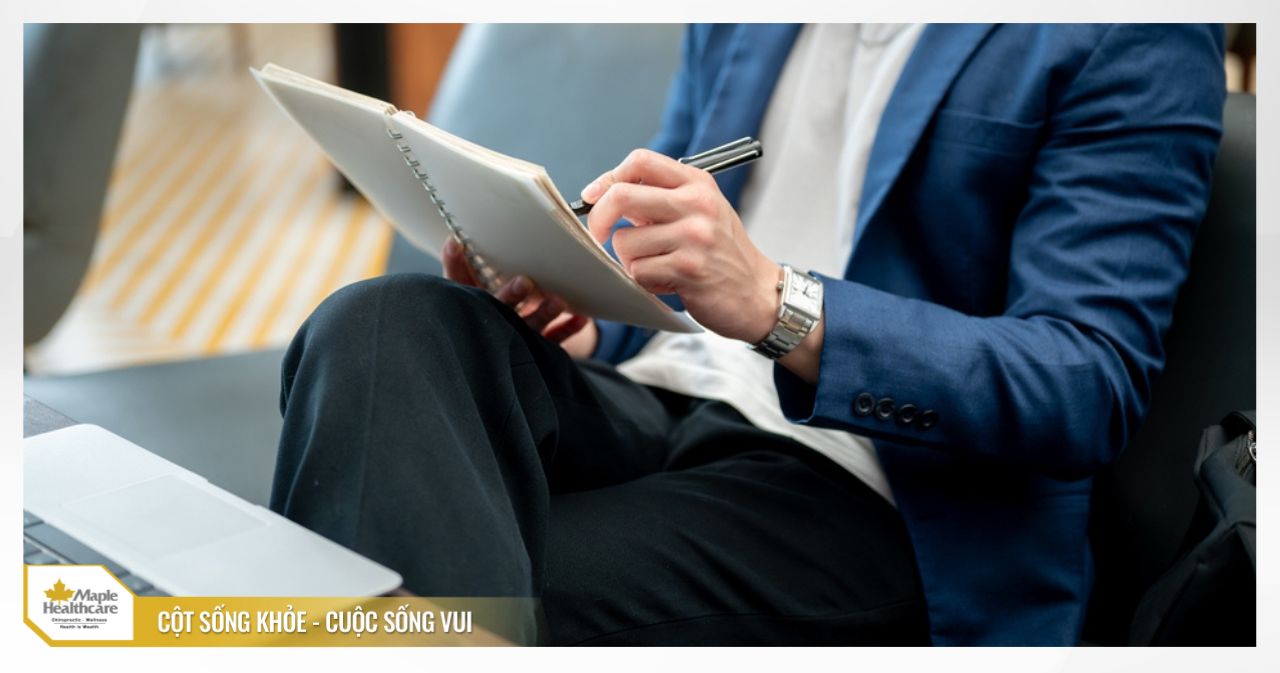 Ngồi bắt chéo chân thường xuyên, đặc biệt là chỉ bắt chéo một bên.