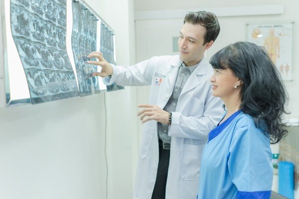 Trị liệu thần kinh cột sống chiropractic cùng Dr.Paul