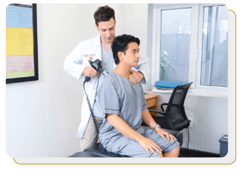 bac-si-nan-chinh-cot-song-chuyen-nghiep-tai-phong-kham-maple-healthcare