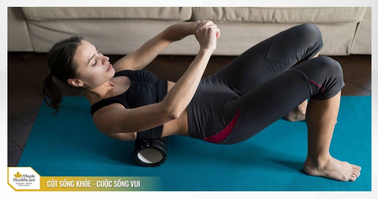 Duỗi lưng ngực với foam roller