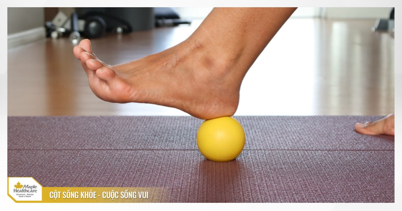 Lăn bóng massage thư giãn gót chân