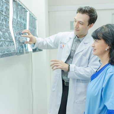 bác sĩ trị liệu thần kinh cột sống đang tư vấn cho bệnh nhân về tình trạng sức khoẻ tại phòng khám maple healthcare bác sĩ trị liệu thần kinh cột sống đang tư vấn cho bệnh nhân về tình trạng sức khoẻ tại phòng khám maple healthcare